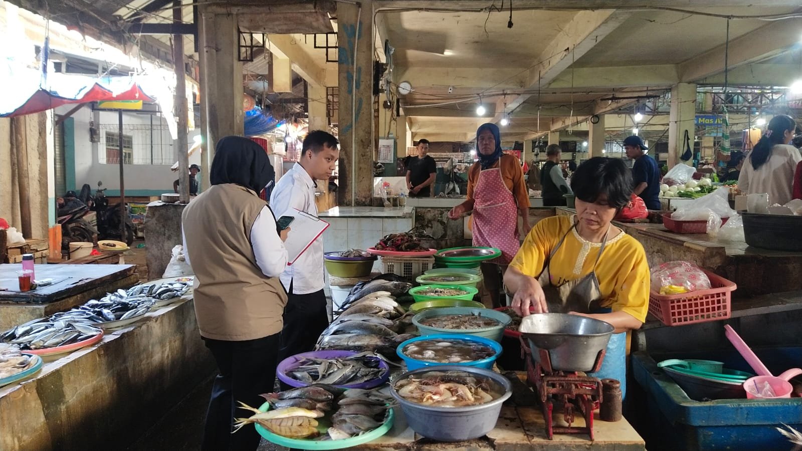 Bidang Perdagangan Melaksanakan Pemantauan Harga Kebutuhan Pokok Masyarakat di Pasar Kanoman