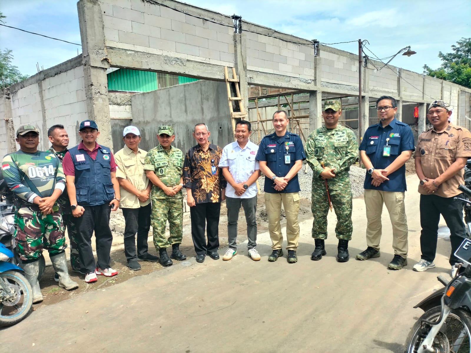 Kunjungan dari Direktur Utama PT Agrinas ke lokasi pembangunan Gerai Koperasi Merah Putih Kelurahan Kecapi