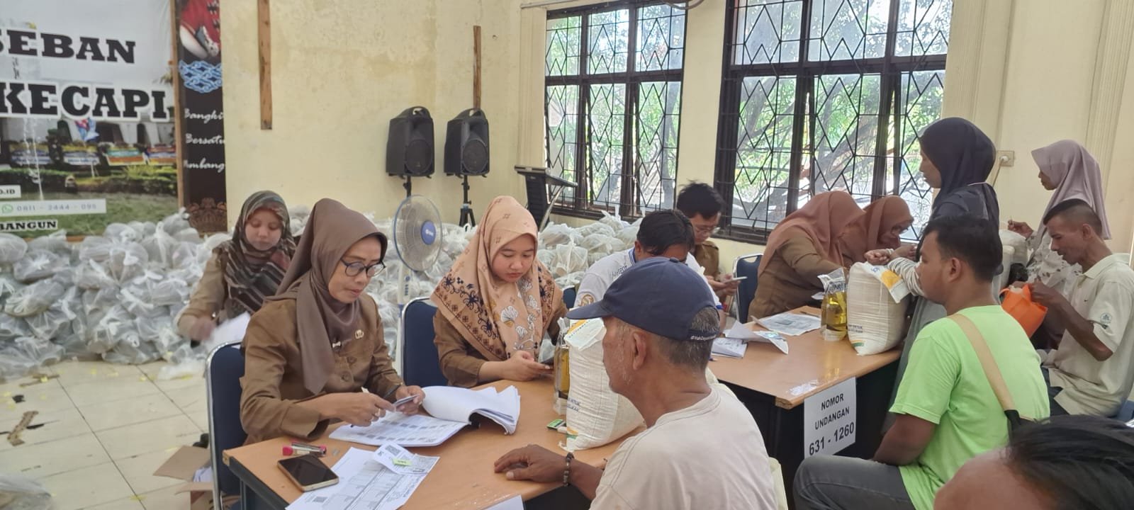Penyaluran Bantuan Beras dan Minyak Goreng untuk Warga Kelurahan Kecapi